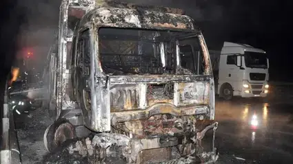 Rize'de seyir halindeki kamyonet yandı