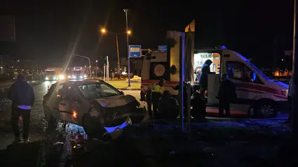 Hafif Ticari Araç ile Otomobil Çarpıştı