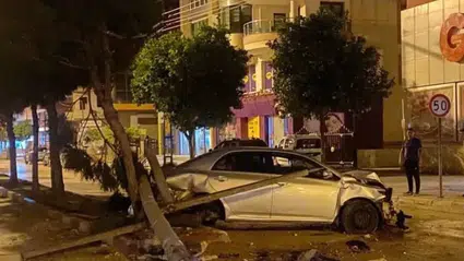 Otomobil refüjdeki aydınlatma direğine çarptı: 1 yaralı