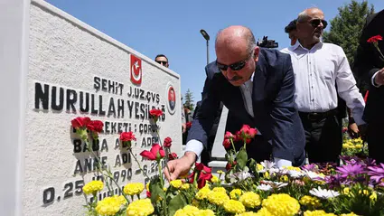 Şehitliğe Duygusal Ziyaret