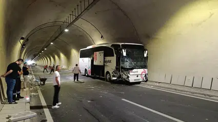 Amasya'da yolcu otobüsüyle çarpışan traktörün sürücüsü yaralandı