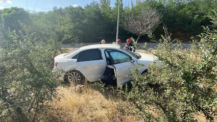 Otomobil Yol Kenarındaki Bordür Taşlara Çarptı