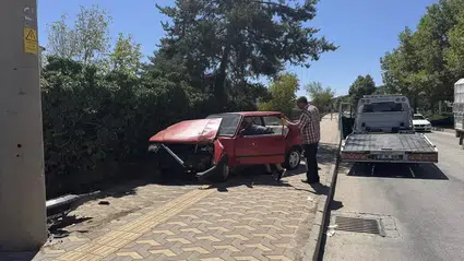 Kastamonu'da beton direğe çarpan otomobilin sürücüsü yaralandı