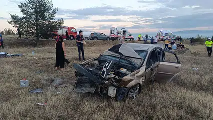 Boyabat'ta devrilen otomobildeki 2 kişi yaralandı