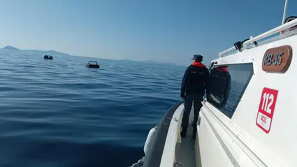 İzmir açıklarında 20 göçmen yakalandı