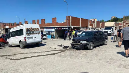 Sinop'ta otomobil ile minibüsün çarpıştığı kazada 4 kişi yaralandı