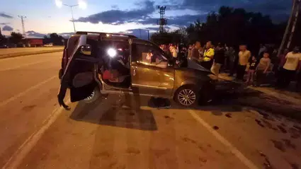 Amasya'da halk otobüsü ile hafif ticari aracın çarpışması sonucu 3 kişi yaralandı
