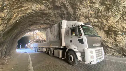 Rize'de hafif ticari araçla otomobil çarpıştı, 1 kişi öldü, 5 kişi yaralandı