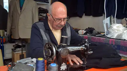 Amasyalı terzi, 55 yıldır elinden iğne, iplik ve makası bırakmıyor