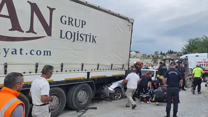 Samsun'da çekiciye bağlı römorka çarpan otomobildeki 2 kişi öldü, 2 kişi yaralandı