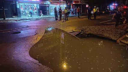 Düzce'de içme suyu hattı borusunun patladığı cadde trafiğe kapatıldı