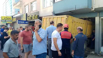 Zonguldak'ta freni boşalan kamyon park halindeki araçlara çarpıp iş yerine girdi