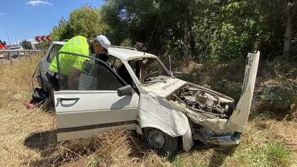 Otomobil Bariyerlere Çarptı: 2 Yaralı