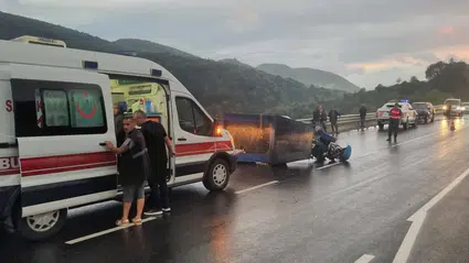 Düzce'de devrilen tarım aracındaki 4 kişi yaralandı