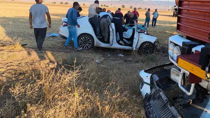 Kamyonla Çarpışan Otomobilin Sürücüsü Yaralandı