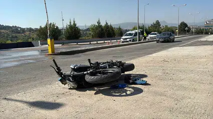 Karabük'te otomobille çarpışan motosikletteki 2 kişi yaralandı