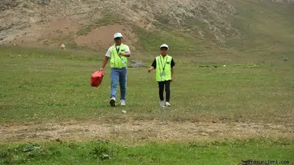 Yaylada çöpleri toplayan iki kardeş "çevre müfettişi" oldu