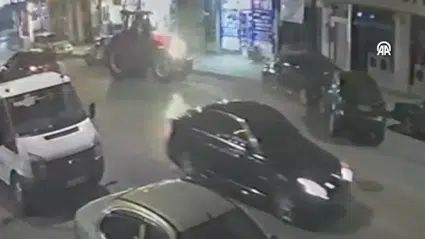 Traktör, Park Halindeki Araçlara Çarptı