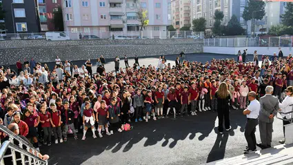Yenilenen Okul Bahçesinde Öğrencilerle Buluştular