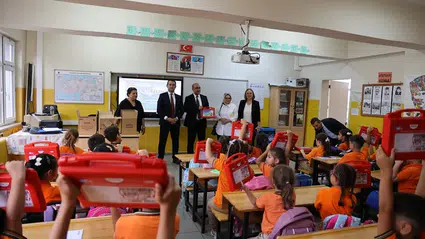 İlkokul Sınıf Öğrencilerine Boyama Seti Hediyesi