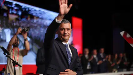 Tahtasız: Bir Milim Eğilmeden Devam
