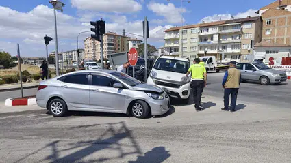 Araçlar Birbirine Girdi: 2 Yaralı