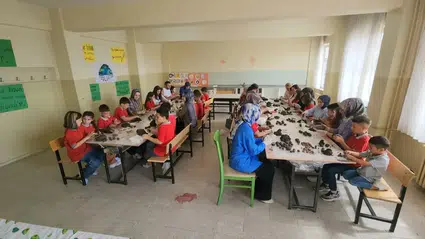 Öğrenciler, yanan ormanlık alanların yeniden yeşermesi için 5 bin tohum topu hazırladı