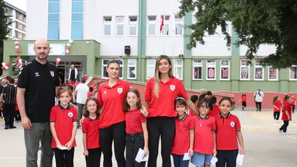 Samsunsporlu futbolcular okula yeni başlayan öğrencilerle buluştu
