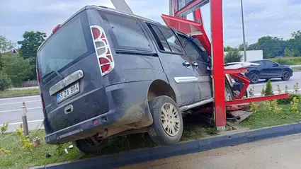 Samsun'da akaryakıt istasyonu tabelasına çarpan hafif ticari araçtaki 3 kişi yaralandı