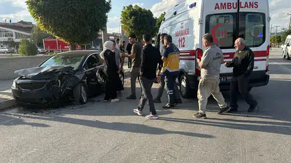 Hafif Ticari Araç ile Otomobil Çarpıştı