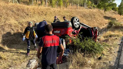 Devrilen Otomobildeki 2 Kişi Yaralandı
