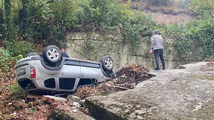Sinop'ta istinat duvarına çarpan otomobilin sürücüsü yaralandı