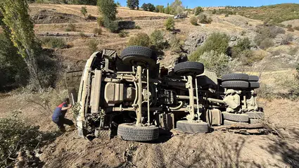 Freni Boşalan Hafriyat Kamyonu Şarampole Devrildi