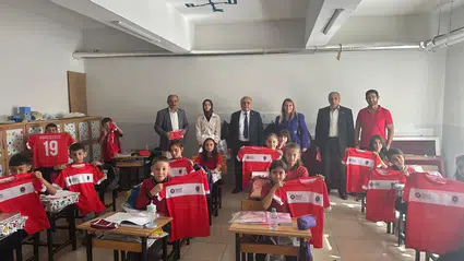 Çetinkaya, Öğrencilere Forma Hediye Etti