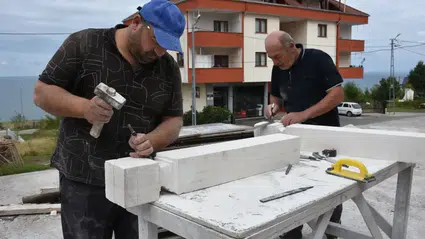 Yılın ahisi seçilen taş oyma ustası mesleğini oğullarıyla sürdürüyor