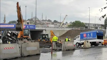Fatih’te İSKİ’nin çalışması sırasında su borusu patladı