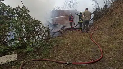 Artvin'de tırın hatalı sollaması araç kamerasınca kaydedildi