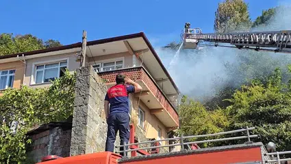 Zonguldak'ta 3 katlı binanın çatı katında çıkan yangın söndürüldü