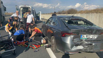 Emniyet şeridindeki otomobile motosiklet çarptı: 1 yaralı