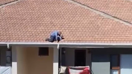 Fırtınalı havada çatıda tehlikeli çalışma yürekleri ağza getirdi