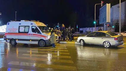 Otomobil Sinyalizasyon Direğine Çarptı