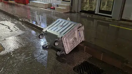 Fırtına Çatıları Söktü, Yolları Kapattı