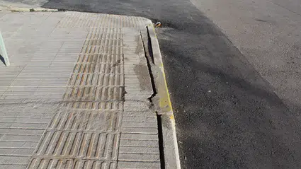 Bozuk Kaldırımlar Geçişi Zorlaştırıyor