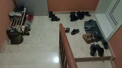 Ayakkabılar Yolu Kapattı, Komşular İsyan Etti