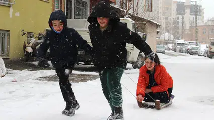 Çocuklar Sokaklara Döküldü