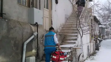 Ekipler Kışın En Sert Günlerinde Bile Kapı Kapı Şifa Dağıtıyor