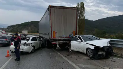 3 Aracın Karıştığı Trafik Kazasında 2 Kişi Yaralandı