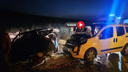 Hafif Ticari Araç ile Otomobil Çarpıştı