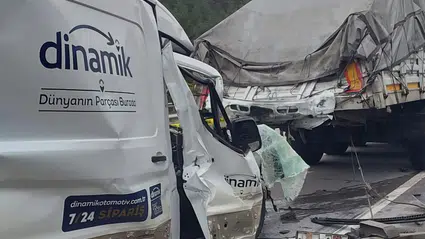 Kontrolden Çıkan Minibüs Tıra Çarptı