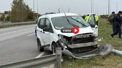 Hafif Ticari Araç ile Otomobil Çarpıştı